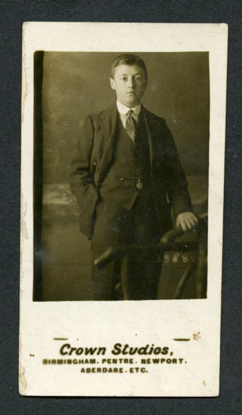Crown Studios midget pseudo carte of an unknown man